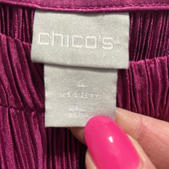 NWOT CHICO’S SHIMMERY CRINKLE TOP PLUM BERRY - Picture 2 of 5